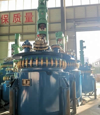 비표준 헤드 커버가 있는 원자로