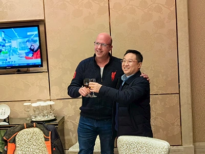 성공적인 프로젝트 후 독일 고객과의 축하 행사