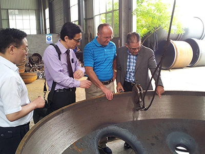 공장을 방문한 영국 고객들