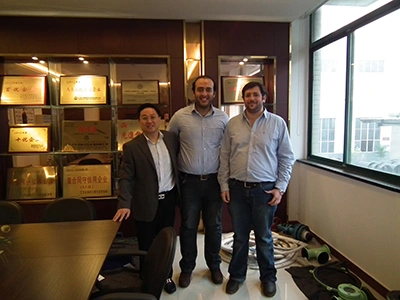 시설을 방문한 중동 고객